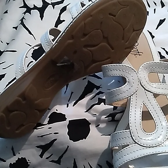 Eurosoft by Sofft size 8M White patent slip on sandal with small heal - Picture 2 of 3